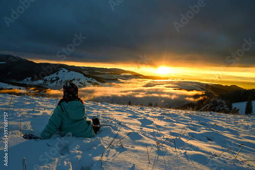 Kind beobachtet fasziniert einen Sonnenuntergang photo