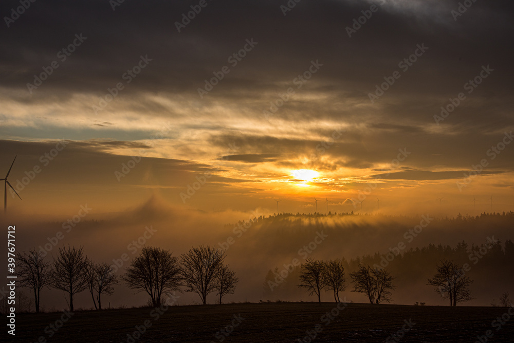 Fototapeta premium Sonnenaufgang im Herbstnebel