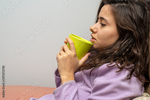 Foto Sick young woman is resting in bed