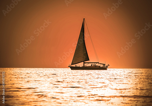 Fotografia classic sail yacht at sunset