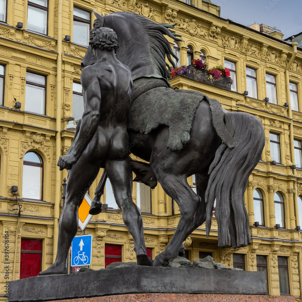 Fototapeta Equestrian sculptures on the Anichkov bridge over the Neva river in St. Petersburg, Russia