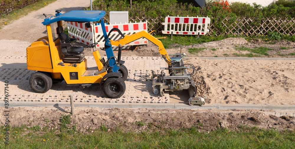 maschinelle Pflasterverlegung / Pflastersteinmaschine auf dem Gehweg maschinelle Pflasterverlegung / Pflastersteinmaschine auf dem Gehweg