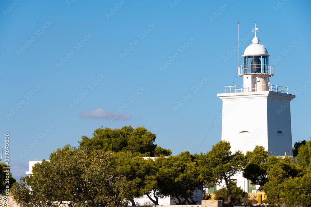 Faro en el Cabo de Santa Pola, Alicante, España con un día brillante y un cielo azul
