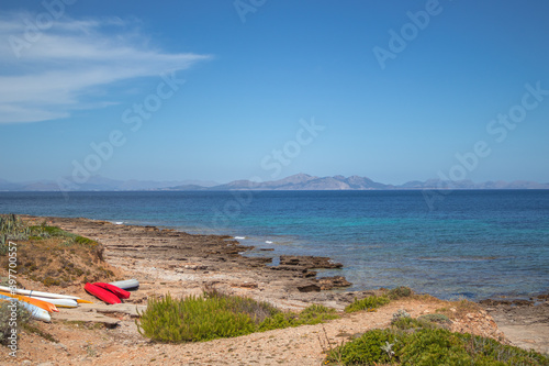 Kayaks varados en una playa de rocas photo