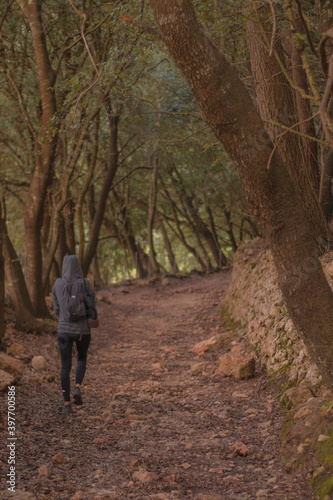 Mujer caminando por el bosque