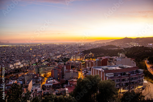 Barcelona Katalonien Spanien Europa Großstadt von oben mit schönem Sonnenuntergang am Meer Bunkers del Carmel