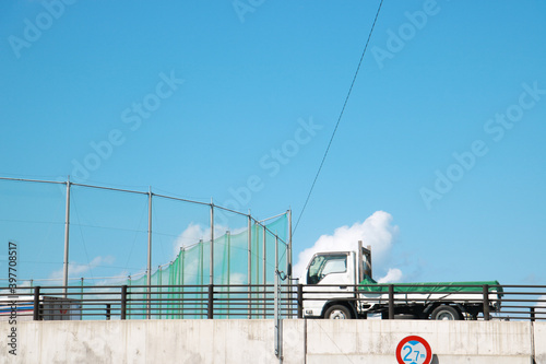 トラックと空