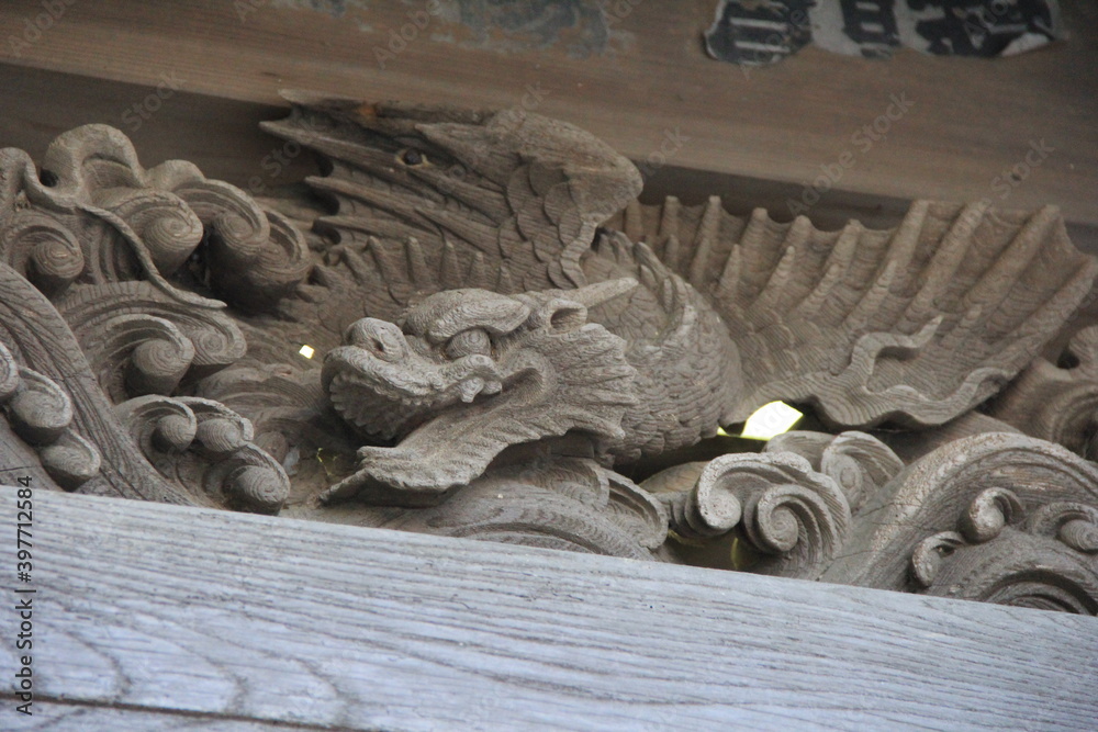木彫の、翼のある龍(飛龍/応龍) Stock 写真 | Adobe Stock