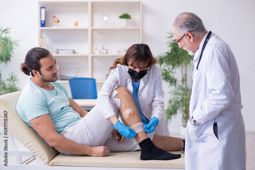 Obraz premium Young leg injured man in the hospital