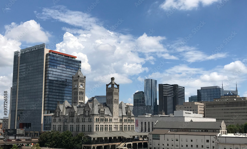 Fototapeta premium Cityscape of Nashville, Tennessee in July