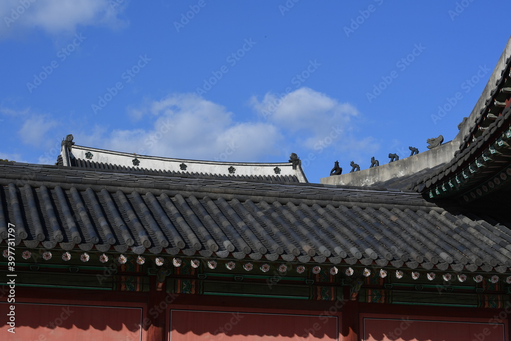 The shamanistic figure of a goblin, dragon, pig, monkey, etc. installed on the roof to prevent death or fire in a palace during the Joseon Dynasty. The shamanistic figure of a goblin, dragon, pig, monkey, etc. installed on the roof to prevent death or fire in a palace during the Joseon Dynasty.