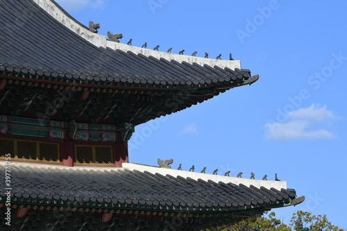 The shamanistic figure of a goblin, dragon, pig, monkey, etc. installed on the roof to prevent death or fire in a palace during the Joseon Dynasty.