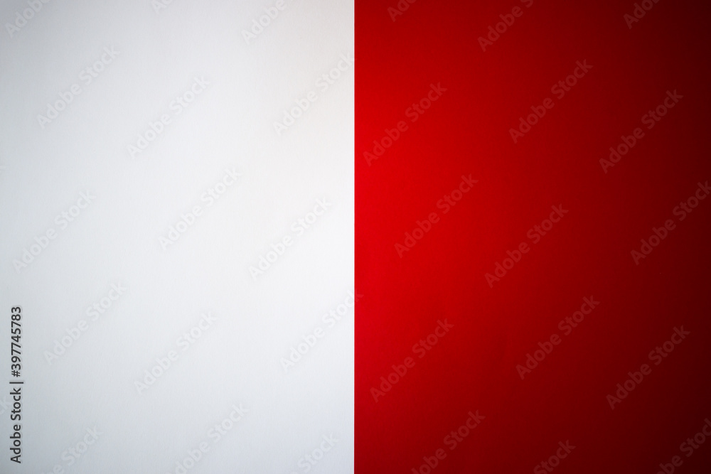 Obraz premium White and red vertically divided colored paper background