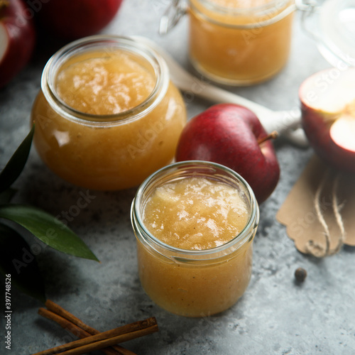 Foto Homemade apple jam or sauce with spices