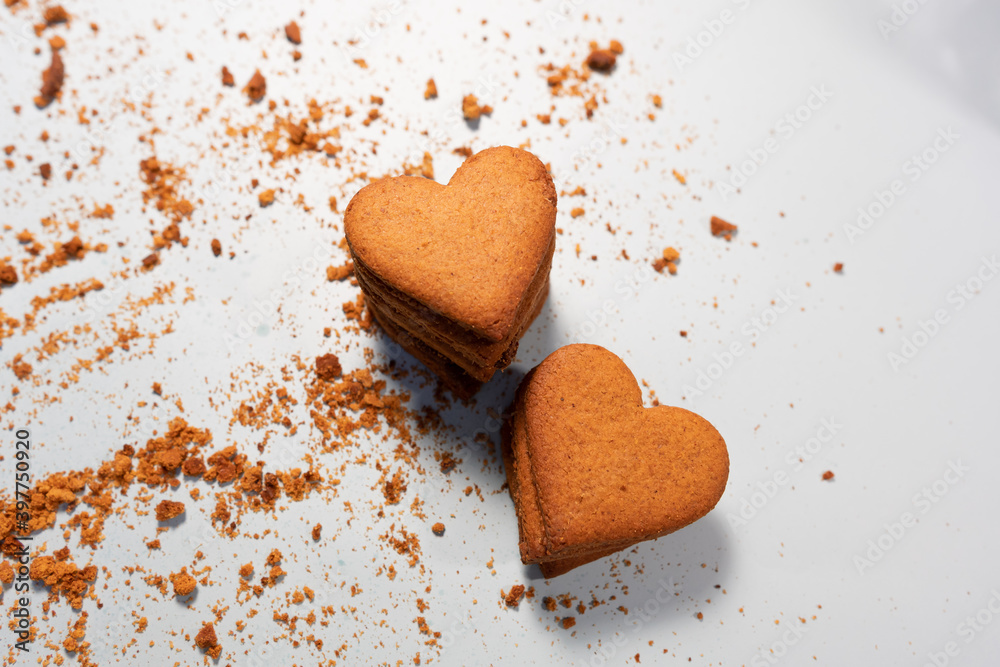 Obraz premium Homemade heart shaped cookies on bright background