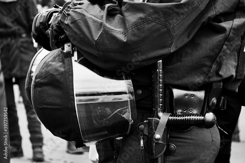 Obraz na plátně Black-and-white close-up of a policewoman supporting her hands with gloves on he