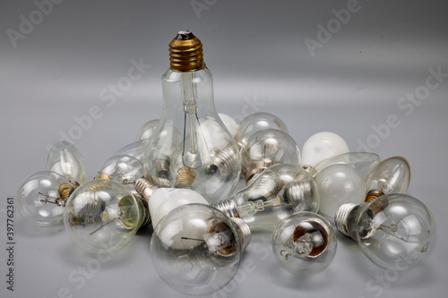 Varias bombillas antiguas de tungsteno sobre una mesa photo