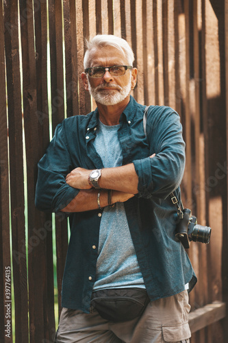 simbólico marrón Apellido Old age amateur photographer, portrait. Mature gray-haired bearded man with  a film camera. Stock Photo | Adobe Stock