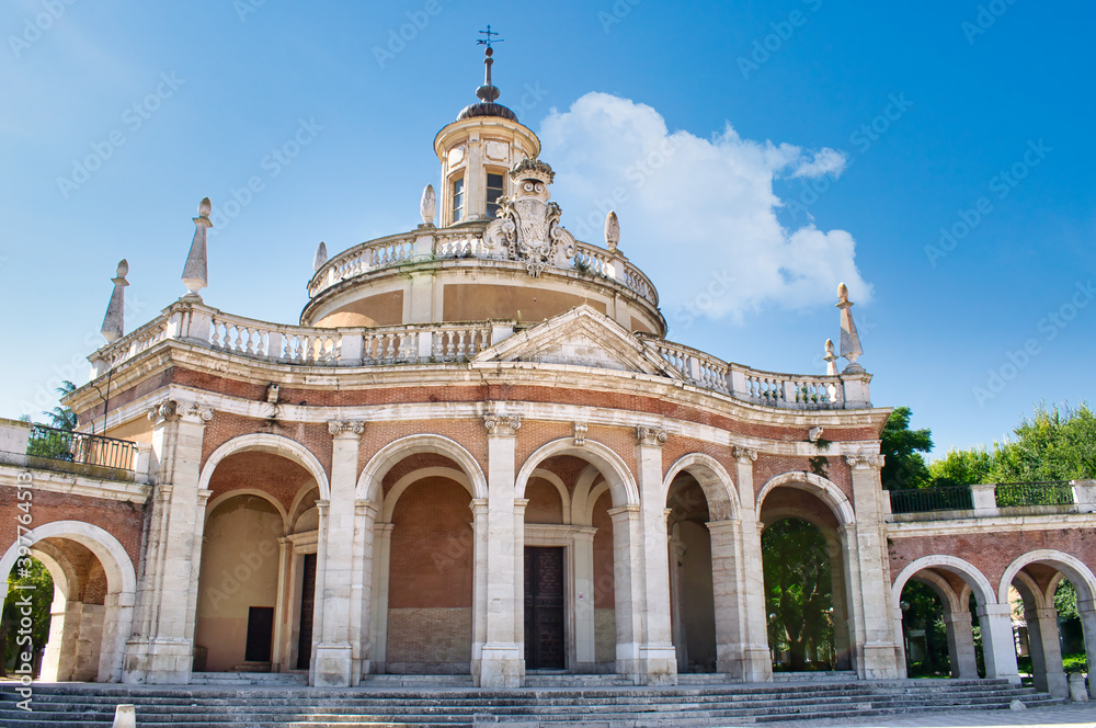 Iglesia de san Antonio de Padua en Aranjuez, templo de estilo barroco con galeria porticada