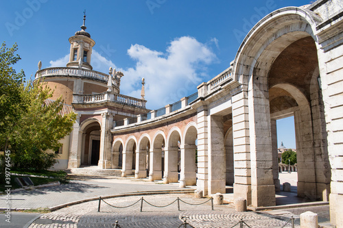 Galeria porticada de la iglesia san Antonio de Padua en Aranjuez, España. De estilo barroco y rococo