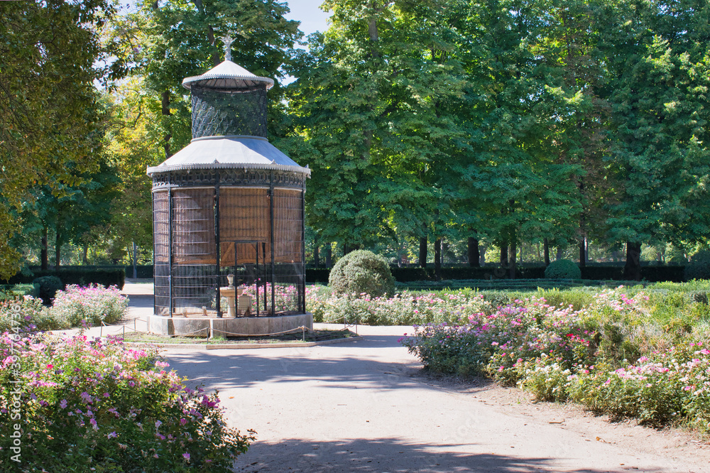 Aviario, jaula para pajaros en los jardines del palacio real de Aranjuez,  España foto de Stock | Adobe Stock