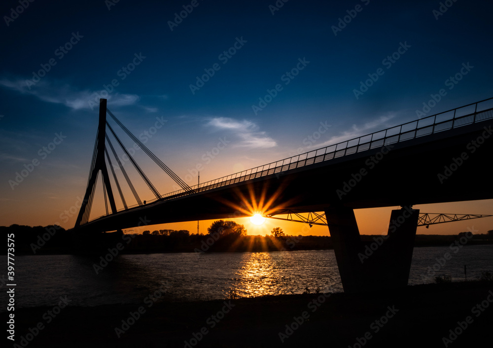 Obraz premium Brücke im Sonnenuntergang