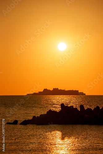 長崎の世界遺産　軍艦島　夕陽
