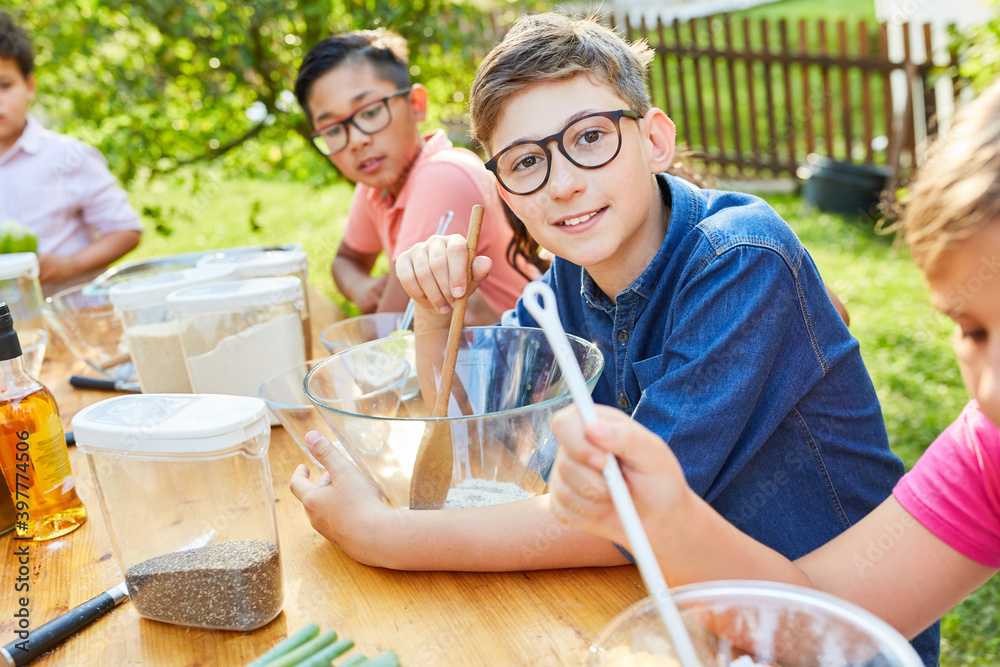 Kinder im Kochkurs für gesunde Ernährung Kinder im Kochkurs für gesunde Ernährung