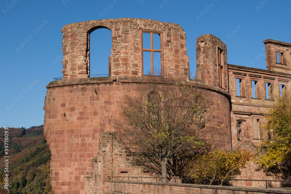 Fassade - Mauerreste bei der mittelalterliche Schloßruine Heidelberg - dahinter blauer Himmel