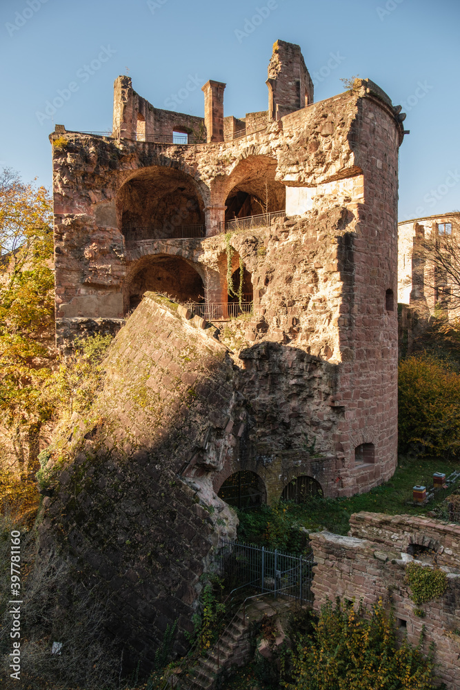 Der eingestürzte Turm der mittelalterliche Schloßruine Heidelberg