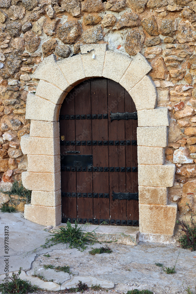 Puerta de madera de un castillo