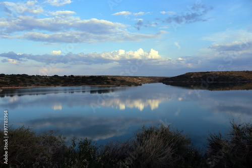 Fototapeta Naklejka Na Ścianę i Meble -  Vista de embalse de agua con cielo reflejado