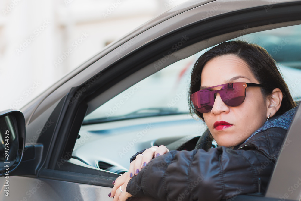 mujer emprendedora mirando por la ventana del auto