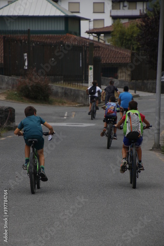 Children riding bikes © Laiotz