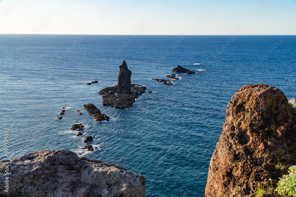 Rochers dans la mer, à l'extrémité du cap Kamui, Hokkaido, Japon