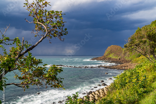 Falaise et mer, sur la côte ouest de la péninsule de Shiretoko, près de Otoro, Hokkaido, Japon, un jour d'été orageux, avec de gros nuages noirs