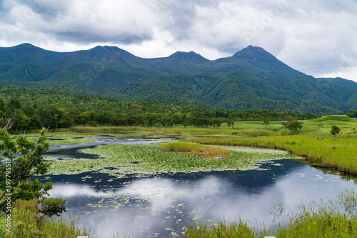 Lac et montagne, en été, par un temps nuageux, Région des Cinq Lacs, Parc national de Shiretoko, Hokkaido, Japon