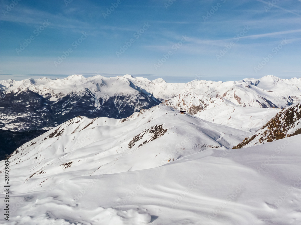 Panorama sur les pistes enneigées du domaine skiable de Vars-Risoul, Hautes-Alpes, France