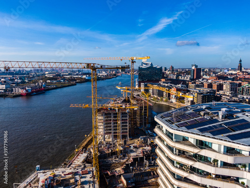 Hafencity Hamburg Elbphilharmonie Elbe bei Sonnenschein Baustelle Bau Kran