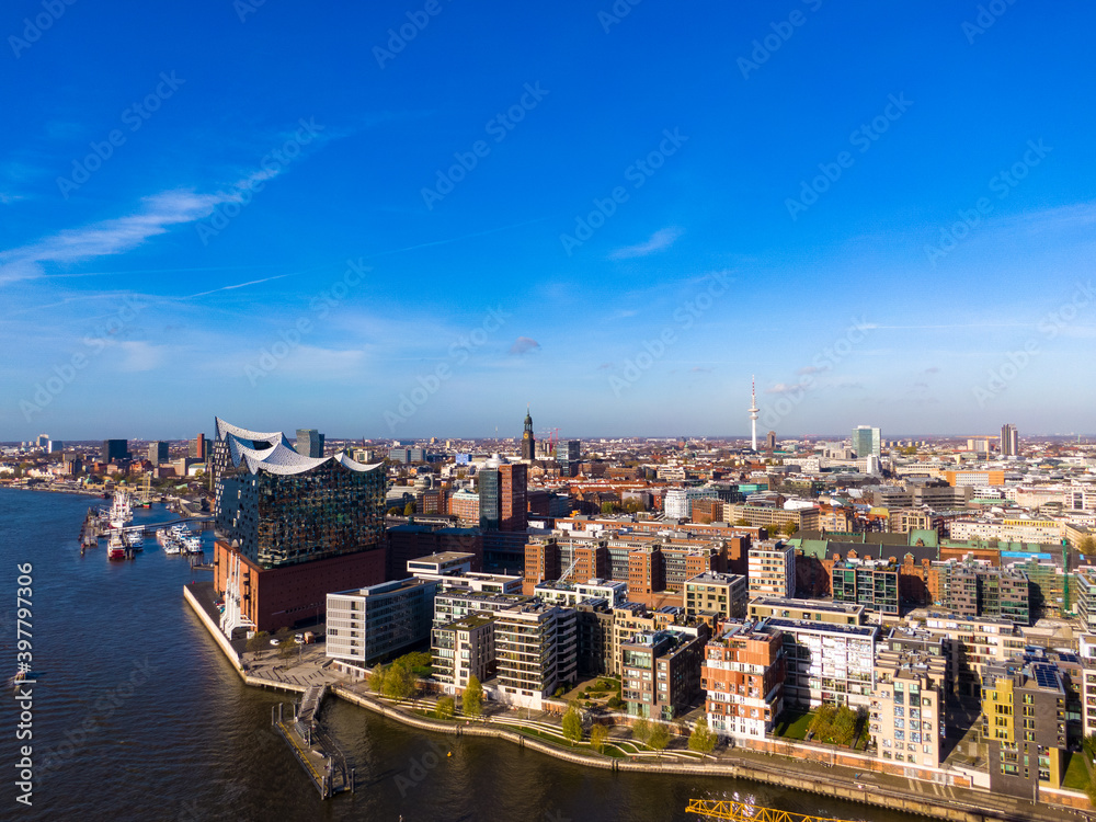 Obraz premium Hafencity Hamburg Elbphilharmonie Elbe bei Sonnenschein Baustelle Bau Kran