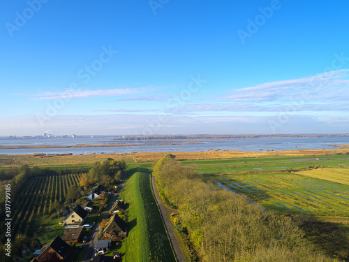 Hamburger Elbe nahe Hetlingen per Drohne Schilf Fluss und Felder