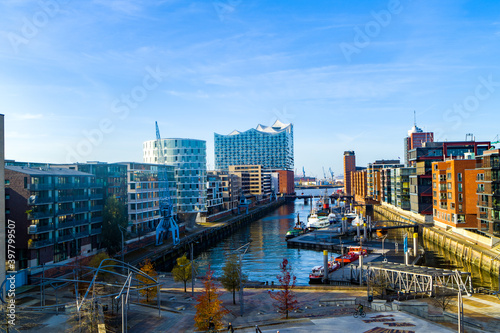 Hafencity Hamburg mit Elbphilharmonie und Elbe bei Sonnenschein