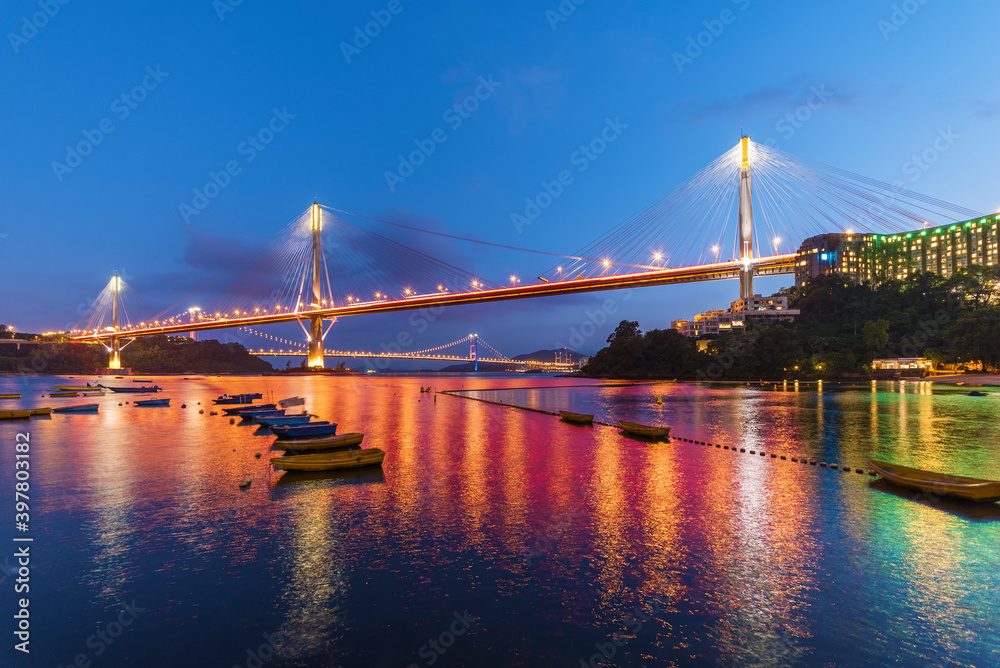 Obraz premium Ting Kau Bridge and Tsing Ma Bridge in Hong Kong at night