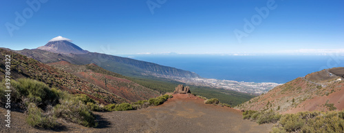 Landschaft im Nationalpark Teneriffa mit Teide und Blick in das Orotavatal  aufgenommen von der Zufahrtsstra  e aus   stlicher Richtung  am Horizont die Insel La Palma