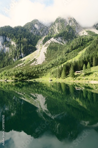 фотографія green lake in the mountains with great reflections