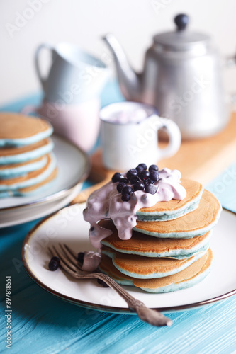 Stack pancakes with philadelphia cheese and blueberries