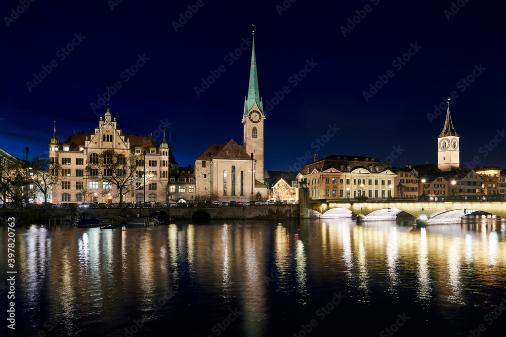 Zürich Nachtaufnahme Stadthaus Kirchen Fraumünster und St. Peter Münsterbrücke Spiegelungen Fluss Limmat