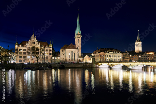 Zürich Nachtaufnahme Stadthaus Kirchen Fraumünster und St. Peter Münsterbrücke Spiegelungen Fluss Limmat