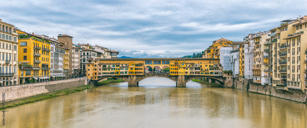 Die Ponte Vecchio über dem Fluß Arno in Florenz, Italien