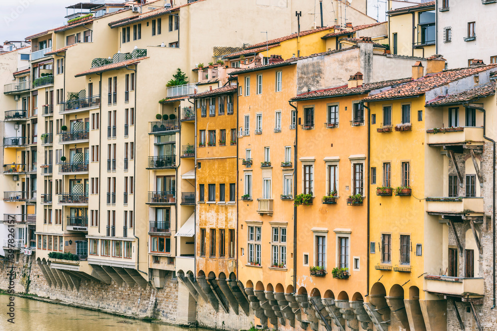 Alte Hausfassaden am Ufer des Arno in Florenz, Italien